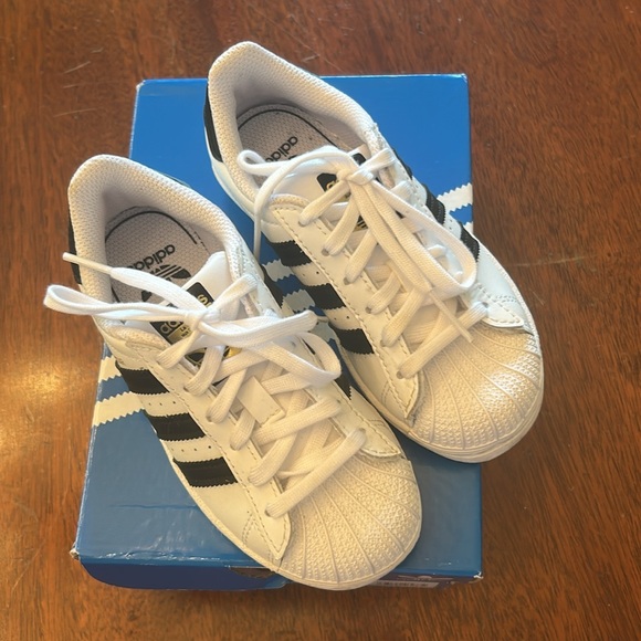 Toddlers Adidas Superstar Athletic Shoe, Black and White, Size 11K - Picture 2 of 9